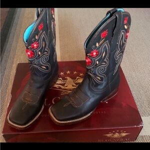 El General Women's Black Boots with Red Embroidery